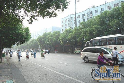 东方广场3室2厅2卫南北朝向2900.00元/月出租