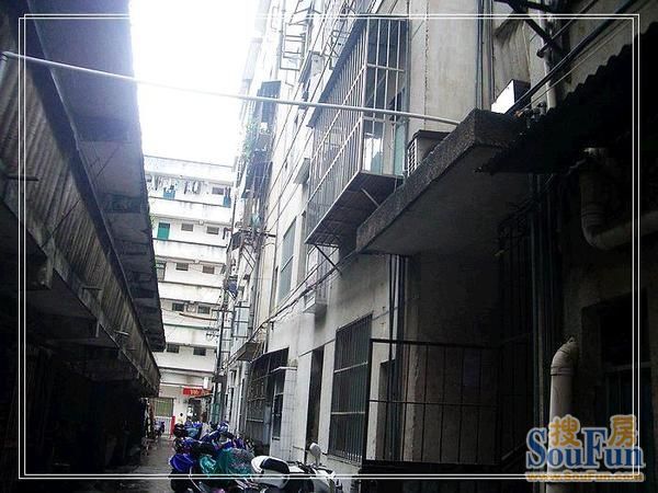新竹路16号后3室2厅2卫南北朝向2200.00元/月出租