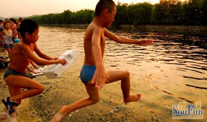 【广西的朋友请进】小河边裸泳的孩子，勾起我童年的回忆！