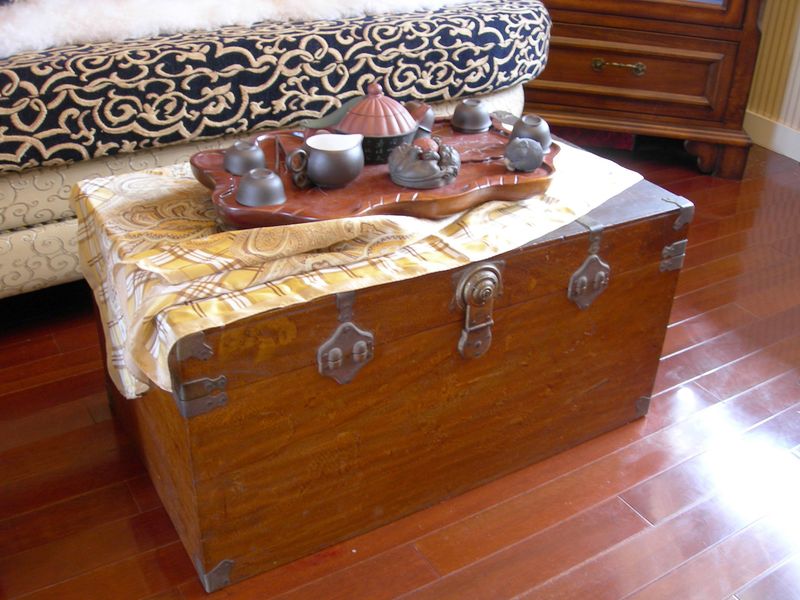 茶几是业主收藏的老樟木箱,装饰效果独特.