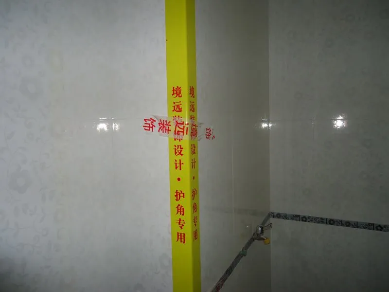 22,贴好瓷砖的阳角作好用护角条保护&地面用保护膜作好保护