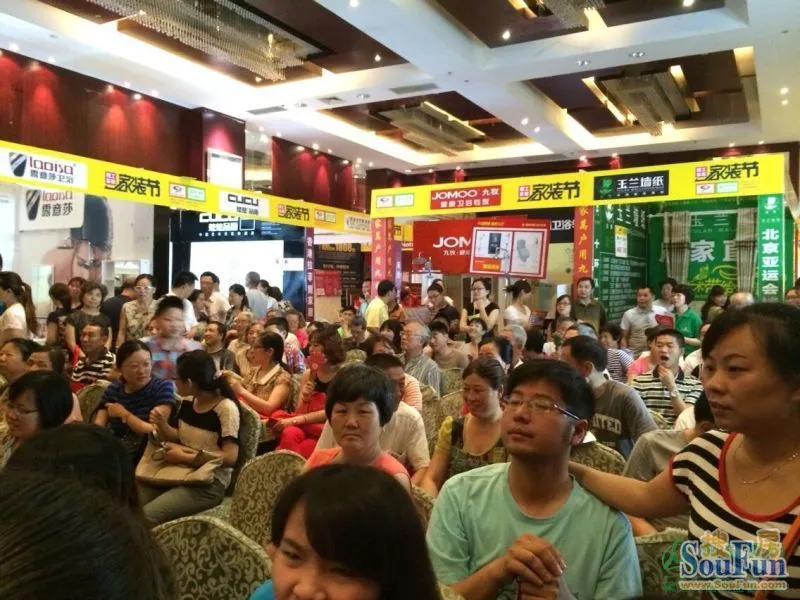 火爆的家居建材团购现场