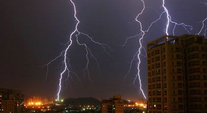 提个醒,夏天注意防雷击!在户外头发竖立起来是遭雷击的先兆!