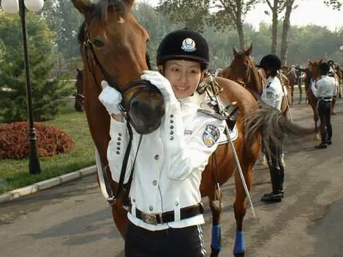 英姿飒爽 中国大连女骑警