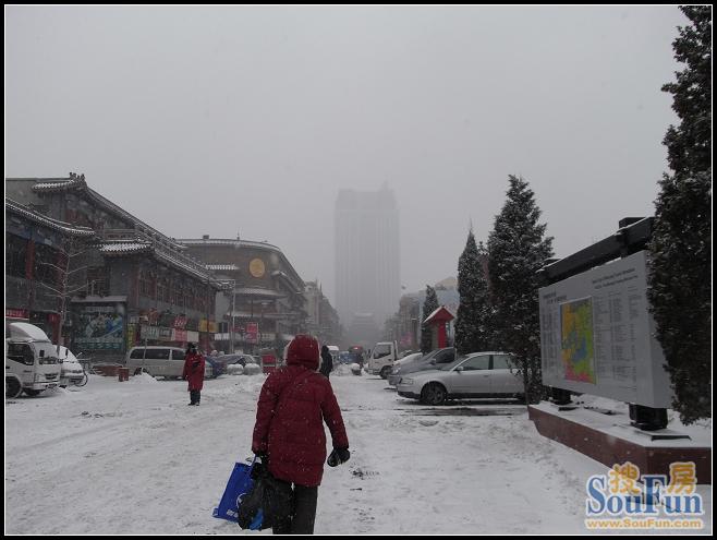 在城市瞬息千变的现代发展河流中,她们还在静静地,庄重地,固守历史地