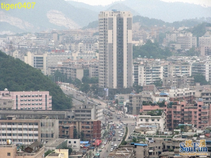 朝阳洞路与沙冲路交叉口(前方那栋大楼是军区第三干休所)