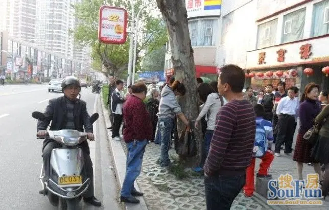宜昌街头拍到两个美女,竟然被手铐拷在树上呀
