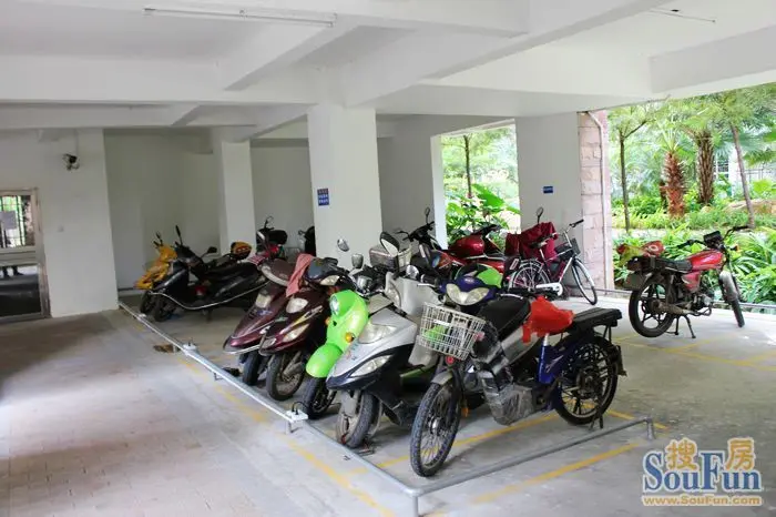 赫尔馨居一楼架空层是停车场