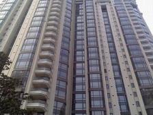 顶楼三层复式,这样的空中别墅整个小区仅有六套。