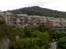 轻轨站旁住家两室 出行方便 拎包入住