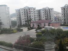 小区依山傍水环境好安静舒适,配套带有篮球场