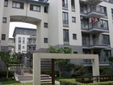 面宽4米 小区中庭位置 装修保养好 带8平米露台 有钥匙