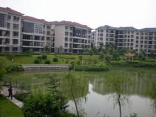 一楼大花园 看人工湖 房子户型很方正