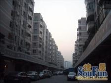 此房满五唯一,户型方正。周 边配套齐全,朝南看花园