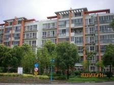 自带大露台,小区中间位置,装修保养好,户型方正