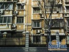 房子是顶楼复式 带露台 近地铁 600米 近滨江 拎包入住