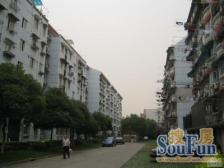 新上精装边套两房 客厅带大窗户 税费各付 近出门便利