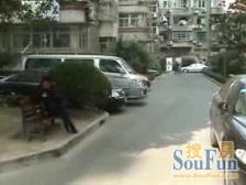 一楼双天井有30平米 产权车库 38.8平米可停三辆车