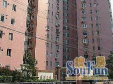 出门三轨交4号10号19号,小区旁边就是一个小公园。