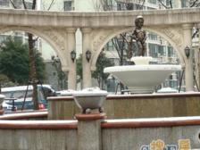 苏州河畔的小高层 两梯两户 正看小区绿化