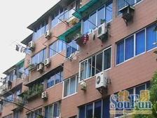 主卧朝南,小区中心位置,近商圈,精装修,客厅带阳台