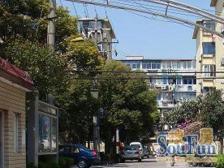 中间楼层,地铁口近在咫尺,南北两房,业主诚售价可谈