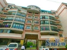 紫荆园的顶楼复式,房子南面看出去是别墅区,视野很好