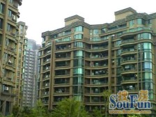 客厅带阳台,精装修,视野好,采光充足,独立电梯,主卧朝南,小区中心位置