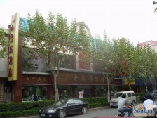 边套全明 客厅带边窗 一楼带天井 采光没问题很亮堂