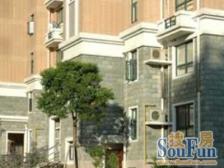 顶楼带阁楼,楼上差不多有60平,大三房,近地铁口