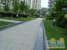 小区花园位置的四房,三房朝南,一房朝北,厅朝东