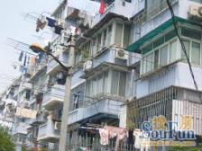 中间好楼层,房东自住装修,近地铁医院,小区进门位置