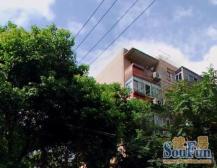 大渡河路站地铁口,带院子,南北通两房一厅,看房方便