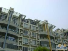 新出笋盘,中间楼层,小区很好的位置,诚意出售。