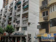客厅带阳台,精装修,主卧朝南,小区中心位置,近商圈