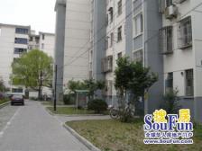 两房朝南,装修保养好 一楼带院子 房东诚心出售