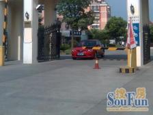 小区通勤方便,小区位置中带阁楼