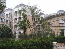 房子楼间距离好...客厅房间大....视野广阔....