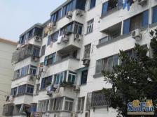 大龙港新村三室一厅一厨一卫,中间楼层,诚意出售