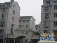 2.4号线地铁口,龙湖天街, 不靠马路 门口..