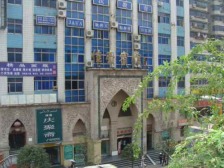 出门就是较场口轻轨站,有1号线和2号线旁边十八梯景区