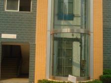 满2年,精装修,户型方正,采光好,出行购物方便。