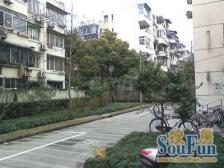 小区中心位置,得房率高,主卧朝南,采光充足