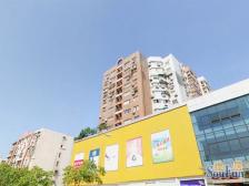 卫生间全明,非底楼房,主卧朝南,小区中心位置