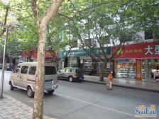 出行方便位置,广场旁边住家清净