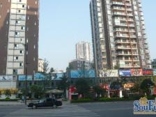 鱼胡路轻轨旁明华大门口的清水两房出来了