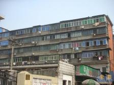 铁路八村 南北通透,采光好 装修好,环镜优美 中间楼层