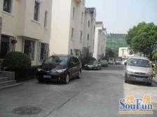 龙溪路地铁口低密度小区,带花园,两卫,停车方便。