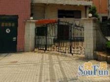 近地铁出行方便,近商圈购物方便