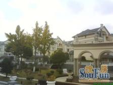 联排别墅,客厅带阳台,环境优美,靠近花园,西班牙风格,采光充足,带车库